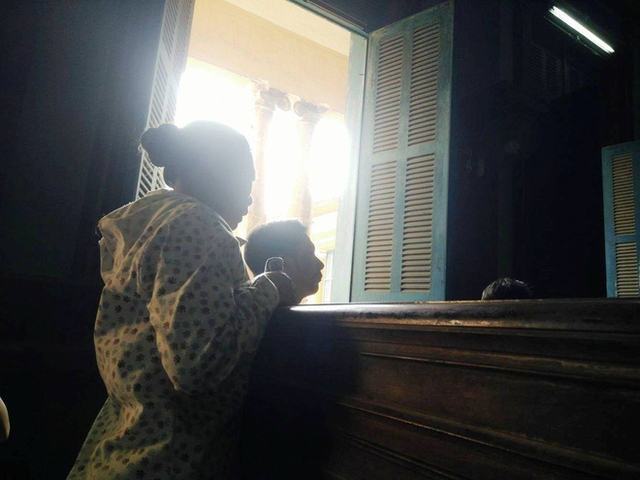 
Mẹ của bị cáo Tú van xin gia đình bị hại trong đau đớn.
