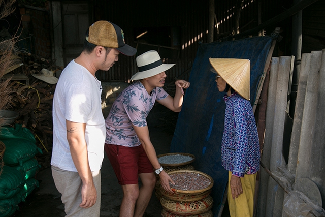 
Đặt chân đến làng chài Nhơn Lý, hai nghệ sĩ đã gặp gỡ những ngư dân và cùng trò chuyện, cùng phơi cá để&nbsp;hiểu thêm về đời sống của người dân ven biển.
