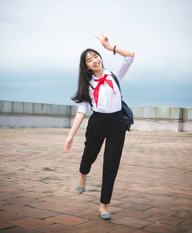 Cô bạn được bạn bè đánh giá là người vui vẻ, năng nổ trong các phong trào của trường lớp.