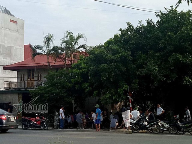 Gia đ&igrave;nh, ch&ograve;m x&oacute;m đ&oacute;n Tr. về trong đau buồn