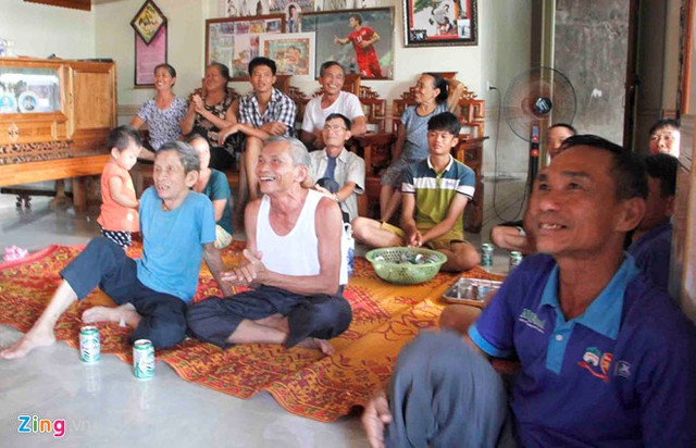 Niềm vui khi C&ocirc;ng Phượng ghi b&agrave;n thắng vẫn c&ograve;n rạng ngời tr&ecirc;n khu&ocirc;n mặt người h&acirc;m mộ tại nh&agrave; &ocirc;ng Bảy d&ugrave; ở thời điểm trận đấu đ&atilde; gần kết th&uacute;c. Ảnh: Phạm H&ograve;a.