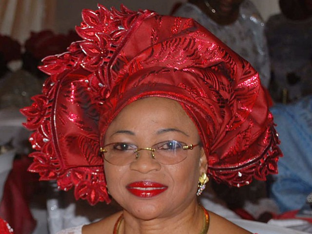 8. Folorunsho Alakija  (tài sản: 1,61 tỷ USD): Nữ phó chủ tịch của công ty Famfa Oil tại Nigeria khởi nghiệp trong ngành thời trang. Nữ tỷ phú tự thân 66 tuổi này đang sống ở Lagos, Nigeria và đã có 4 người con thành đạt.