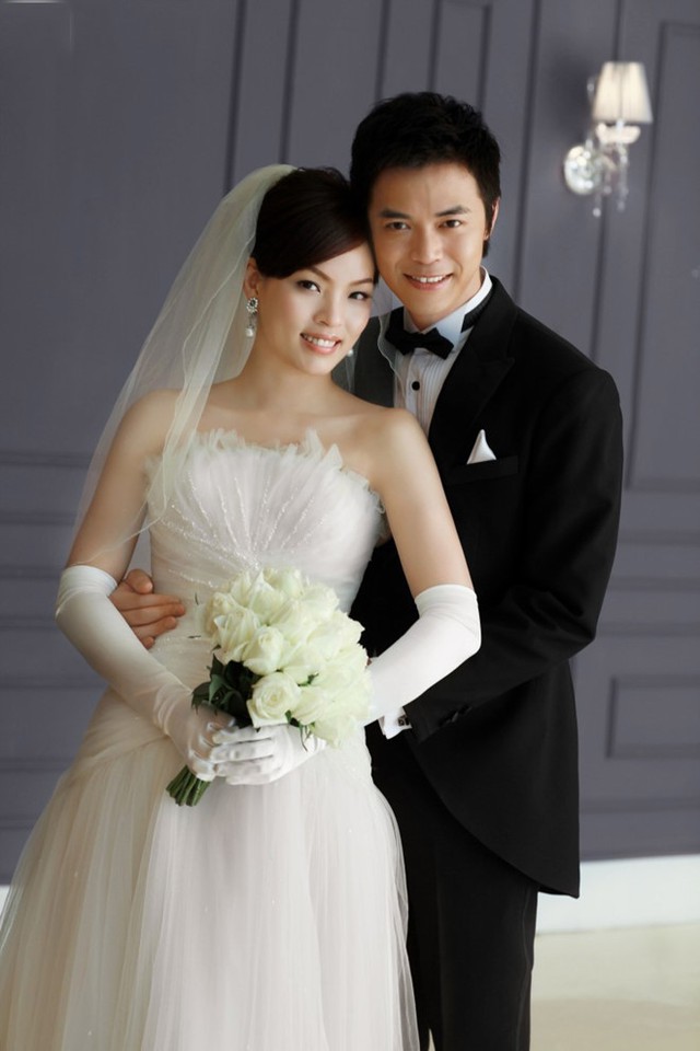 
 Ảnh cưới của MC Lý Nhuận Đình và vợ năm 2011.
