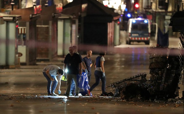 
 Người lái chiếc xe đâm vào dòng người tại Barcelona vẫn đang lẩn trốn. Ảnh: Reuters.
