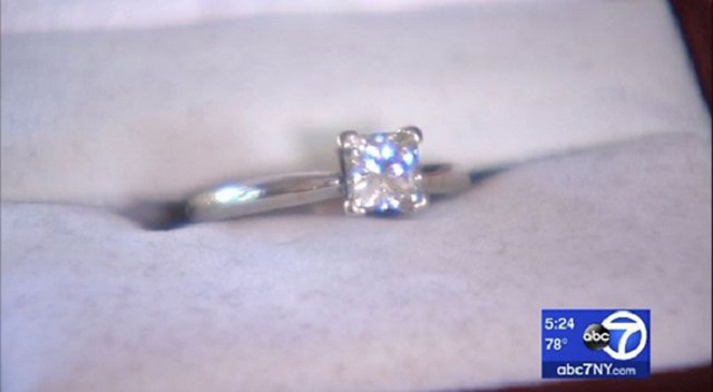 
Chiếc nhẫn đính kim cương 1.1 carat.
