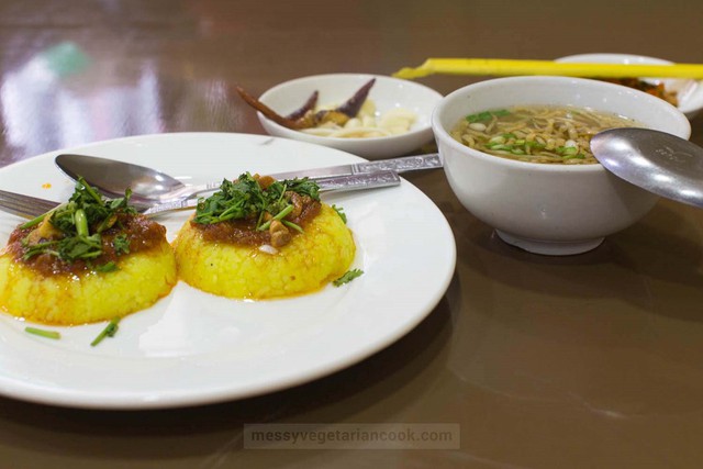 Cơm người Shan: Món nga htamin (cơm cá) của người Shan gồm cơm được nấu với nghệ nặn thành hình tròn (hoặc dẹt), sau đó cho thêm thịt cá và dầu tỏi lên trên. Cơm thường được ăn kèm với rễ tỏi tây, tỏi tươi và tóp mỡ. Ảnh: Messy Vegetarian Cook.