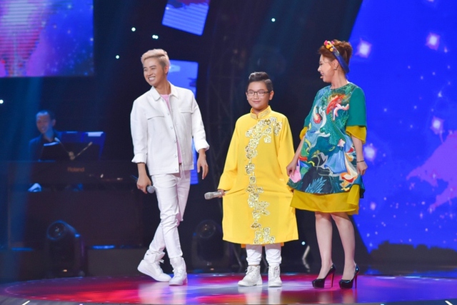 MC Thanh Duy (trái) trêu Thủy Tiên: Đây không phải là chương trình kén rể. Ca sĩ Thanh Thảo (phải) cũng thuyết phục cậu bé về đội mình với lý do cả hai cô cháu đều diện trang phục ăn ý.
