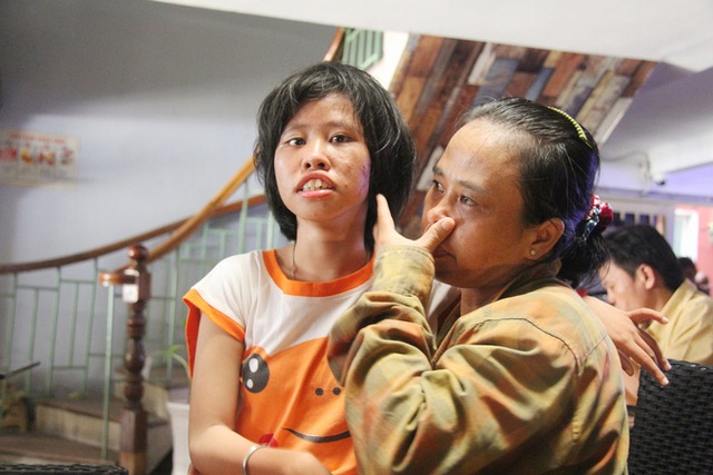 Nước mắt của người mẹ khi kể lại chuyện gia đ&igrave;nh m&igrave;nh.