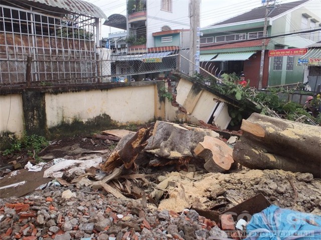 Đoạn tường rào của Công ty Cổ phần In Tiền Giang bị đổ sập