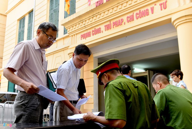 8h, các luật sư và những người tham gia tố tụng vẫn đang xếp hàng làm thủ tục và kiểm tra an ninh trước khi vào dự phiên tòa.