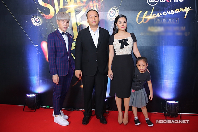 
Đức Phúc chụp ảnh kỷ niệm cùng chủ nhân buổi tiệc là hai vợ chồng đạo diễn Quang Huy - ca sĩ Phạm Quỳnh Anh và con gái Tuệ Lâm.
