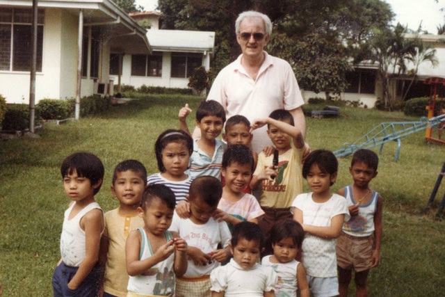 
Bức h&igrave;nh được chụp v&agrave;o năm 1986 - lần đầu ti&ecirc;n họ đến thăm trại mồ c&ocirc;i RSCC. (Ảnh: joeldecarteret)
