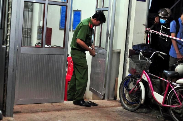 
C&ocirc;ng an kh&aacute;m nghiệm hiện trường tối 27.8. Ảnh: C.T
