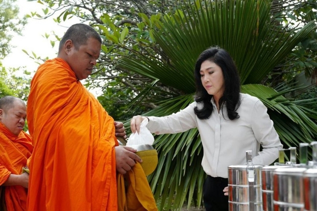 
Hình ảnh bà Yingluck làm lễ cùng các nhà sư được đăng tải trên Facebook hôm 23/8.
