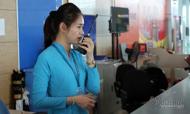Chị Ho&agrave;ng Thu Thủy, Đội ph&oacute; Đội khai th&aacute;c chi nh&aacute;nh VNA Vinh. Ảnh: Q.Huy