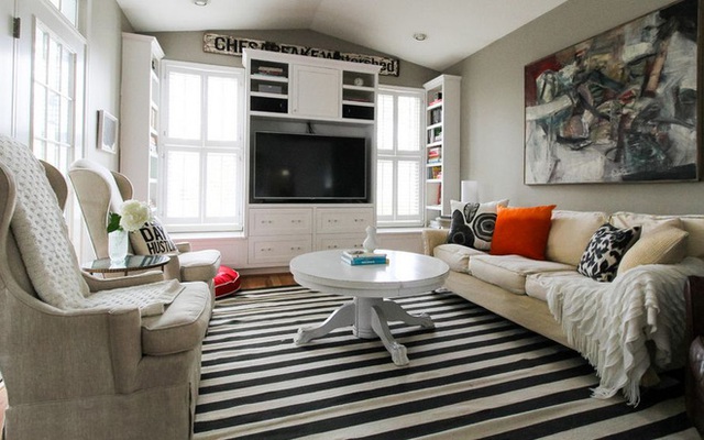 3. Một tấm thảm đơn sắc sọc có thể thực hiện cực kỳ tốt ở trung tâm của phòng khách, hỗ trợ vẻ đẹp cho dàn âm thanh trong phòng.