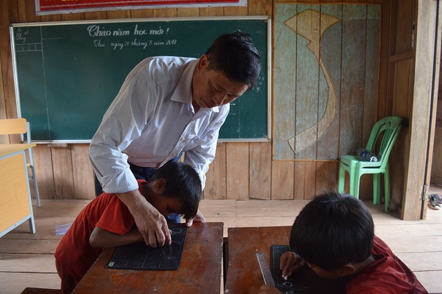 
Thầy giáo Nguyễn Sỹ Hà và các em học sinh dân tộc
