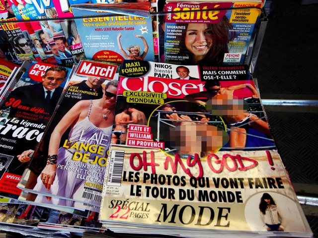 
Tạp chí Closer với trang bìa là các bức ảnh chụp lén vợ chồng William được bày bán ở Pháp.
