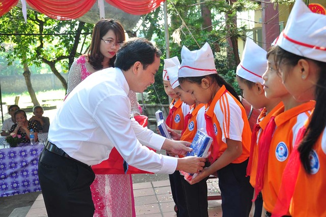 
Đồng chí Phùng Lê Dũng - Chủ tịch Công đoàn EVN HANOI tặng vở cho các học sinh có hoàn cảnh khó khăn tại trường Đồng Phú
