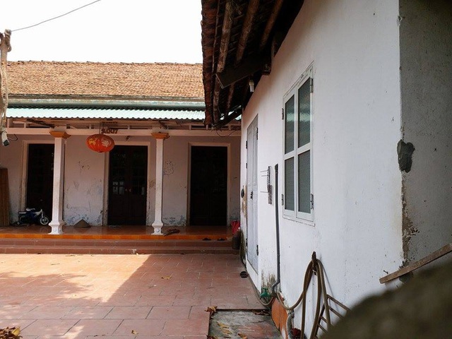 Theo những người h&agrave;ng x&oacute;m, b&agrave; ngoại b&eacute; đ&atilde; vắng nh&agrave; khoảng 10 ng&agrave;y nay.