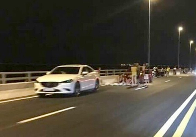 Vị trí những người này ngồi là làn xe hỗn hợp có tốc độ tối đa 80 km/h.