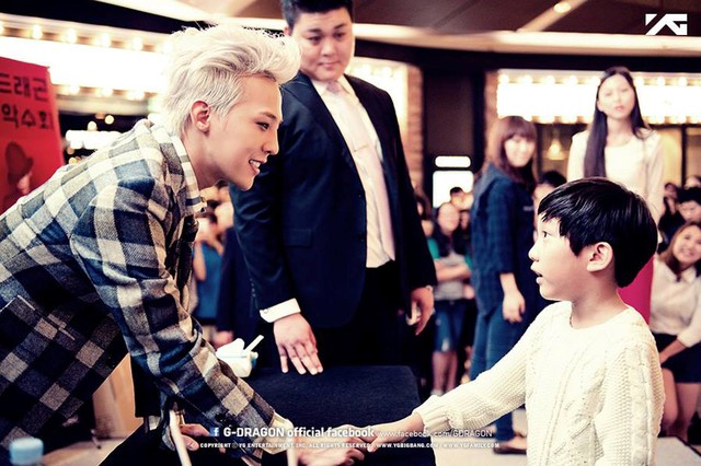 
 G-Dragon là ngôi sao số một Kpop hiện nay và cũng là người nổi tiếng cư xử lịch thiệp với đồng nghiệp, các nhân viên và người hâm mộ.
