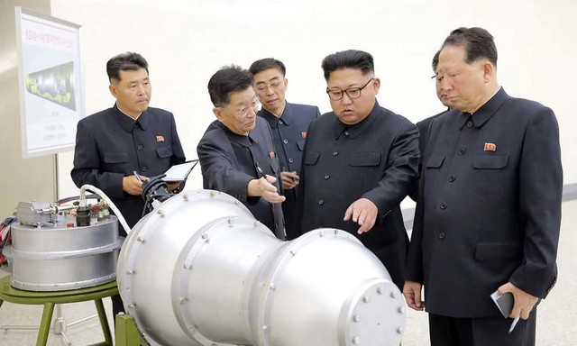 
Kim Jong Un bên cạnh vật được cho là đầu đạn hạt nhân của Triều Tiên. Ảnh: AFP.
