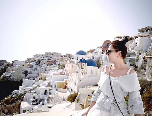 
Cô gái thời tiết cười rạng rỡ tại hòn đảo xinh đẹp Santorini (Hy Lạp), vùng đất trong mơ của bao người.
