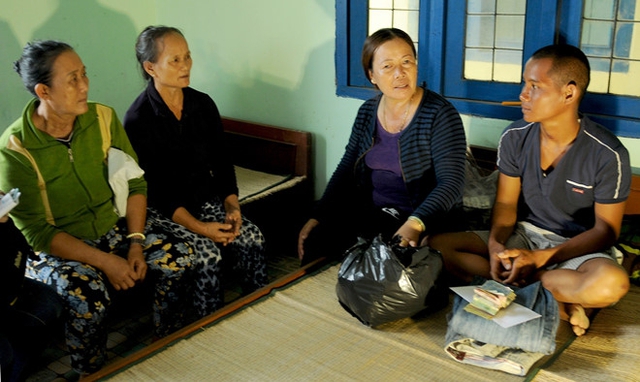 
 Người dân làng chài xã Tịnh Kỳ (TP Quảng Ngãi) quyên góp tiền hỗ trợ giúp ngư dân Việt sớm về quê đoàn tụ cùng gia đình. Ảnh: Minh Hoàng.
