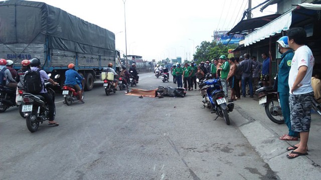 
Xảy ra va chạm với xe container khiến t&agrave;i xế Grabike tử vong
