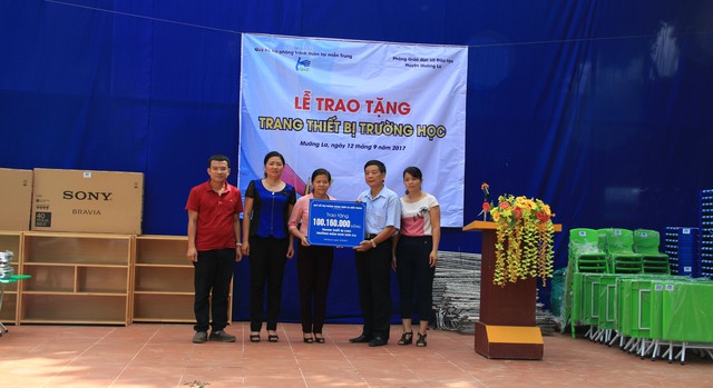 
Đại diện lãnh đạo Quỹ trao gói trang thiết bị trị giá hơn 100 triệu cho trường Mầm non Sơn Ca, Mường La, Sơn La .

