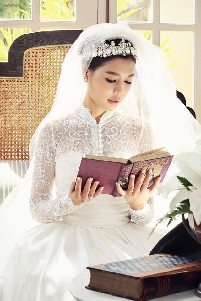 
Những tấm hình mặc váy cưới của nữ nhà văn Linh Lê khiến người xem không khỏi xuýt xoa trước nhan sắc thanh tao, đậm chất Á Đông.
