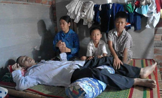 
Bố của Phong Bảo bị thương tật đến 85%, c&ograve;n mẹ th&igrave; mắc bệnh tim n&ecirc;n kh&ocirc;ng thể l&agrave;m việc nặng.
