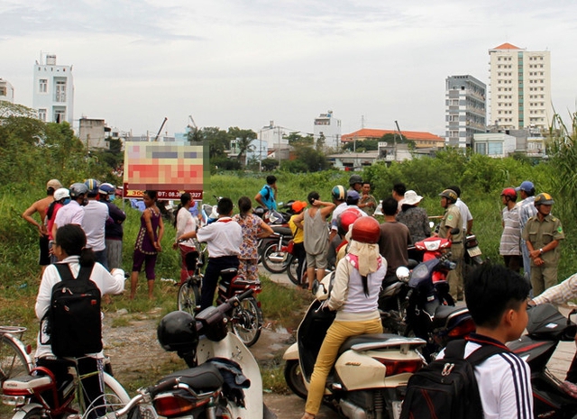 Rất đ&ocirc;ng người d&acirc;n theo d&otilde;i vụ việc. Ảnh: Th&aacute;i Linh.