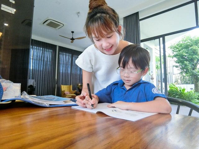 Minh Hà thường xuyên trò chuyện và dạy con học bài