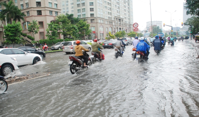 L&uacute;c 16 giờ 15, đường Nguyễn Hữu Cảnh ngập k&eacute;o d&agrave;i, phương tiện di chuyển kh&oacute; khăn