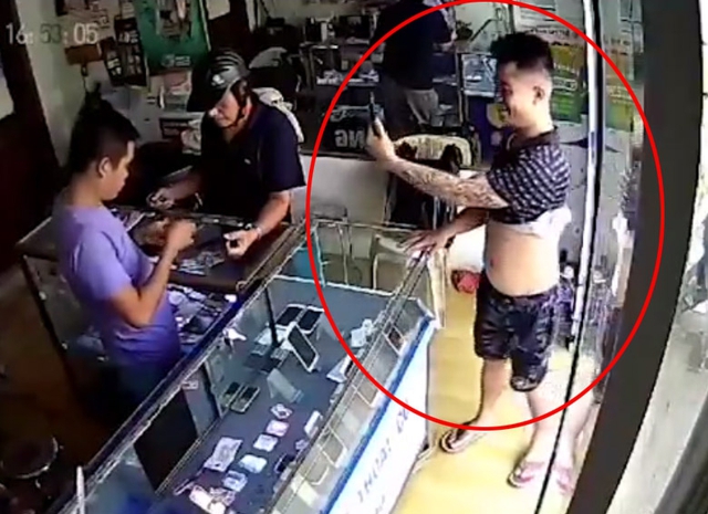 
Đối tượng Long (v&ograve;ng tr&ograve;n đỏ) g&acirc;y ra vụ trộm t&aacute;o tợn ở cửa h&agrave;ng số 34 Quan Nh&acirc;n. (Ảnh chụp từ clip)
