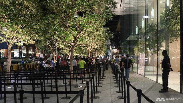 Phía ngoài Apple Store ở Orchard.