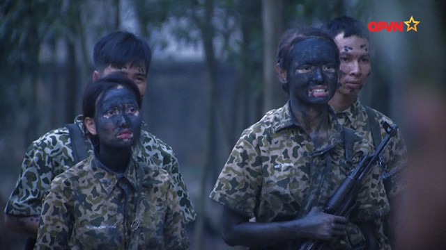 Các cô gái di chuyển trên chiến trường với gương mặt được ngụy trang.