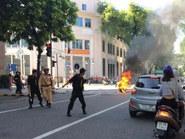 Lực lượng cảnh sát có mặt phân luồng giao thông, dập tắt ngọn lửa. Ảnh FB