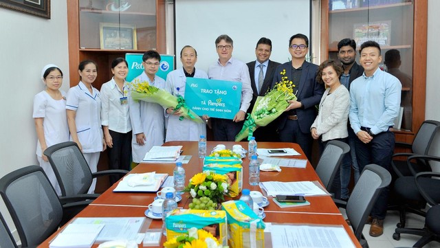 Ban lãnh đạo P&G Việt Nam trao tặng tã cho trẻ sinh non và trẻ sơ sinh tại bệnh viện Từ Dũ