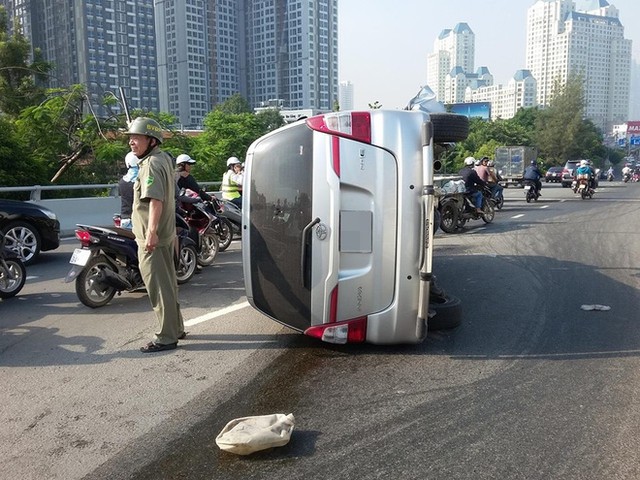 Xe &ocirc; t&ocirc; lật nh&agrave;o, dầu nhớt chảy ra đầy đường.