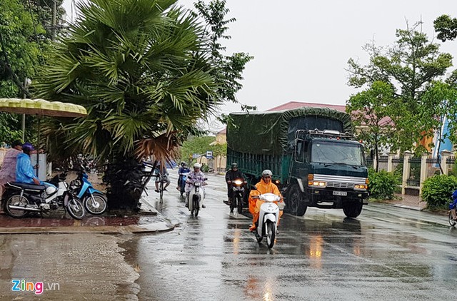 Phía sau cây thốt nốt là trụ đèn đỏ và là nơi sản phụ bước xuống đường sinh con. Ảnh: Việt Tường.