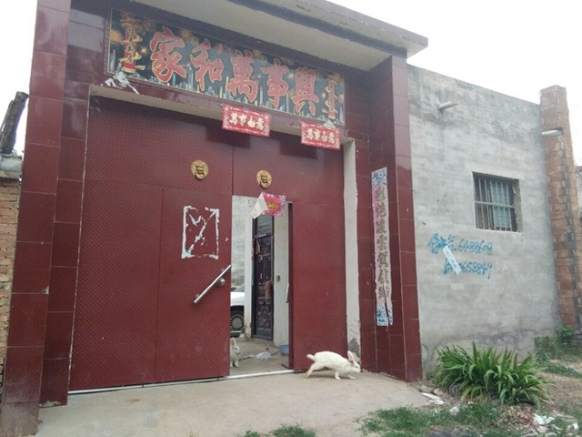 Hương đã ở cùng với gia đình Lin gần 3 năm trong ngôi nhà kín cổng cao tường này.