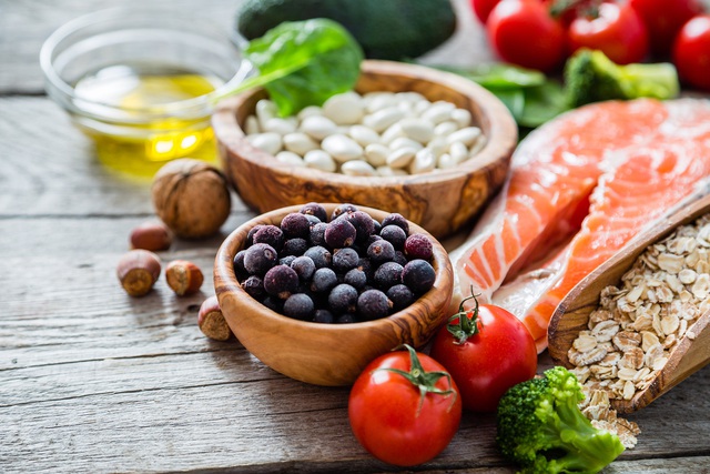 Bổ sung thêm dầu olive, cá, hạnh nhân, rau củ quả vào thực đơn hằng ngày