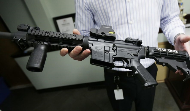 AR-15 là một trong số hàng chục khẩu súng được phát hiện bên cạnh thi thể Stephen Paddock. Ảnh: Washington Post.