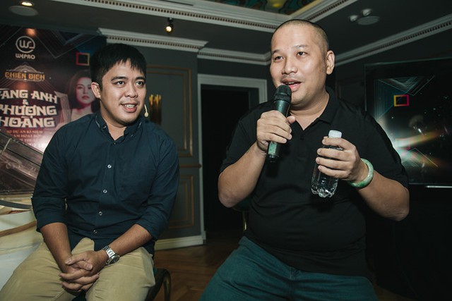 Nhà sản xuất Quang Huy (phải) và nhà báo Trần Minh, người chấp bút cuốn tự truyện.