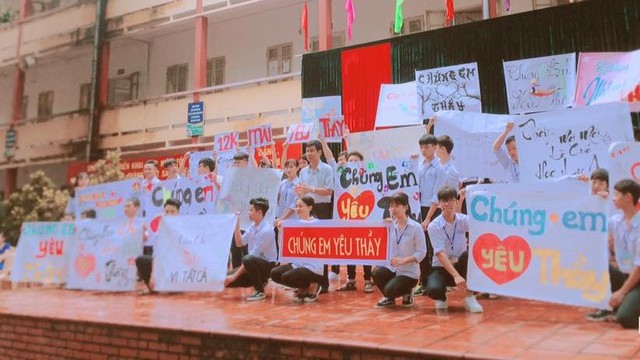 
Những th&ocirc;ng điệp đầy y&ecirc;u thương gửi đến thầy hiệu trưởng của c&aacute;c học sinh Trường THPT Hoa Lư A. Ảnh: Fanpage THPT Hoa Lư A.
