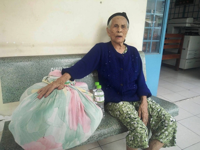 Cụ Thao chỉ nhớ nhà mình gần biển, ngoài ra không biết thông tin gì hết khi được cán bộ phường hỏi.
