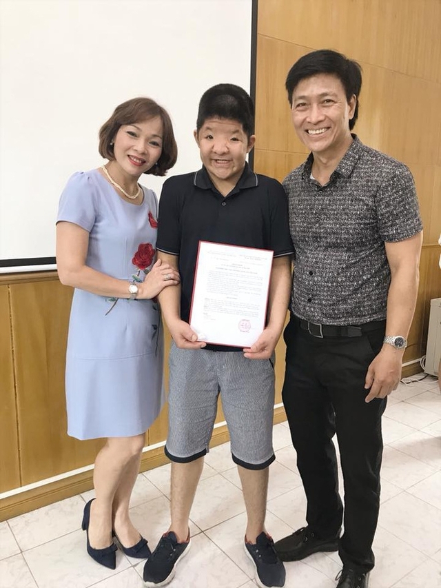 Diễn viên Quốc Tuấn cùng con trai tại buổi nhận học bổng 2 năm của Học viện Âm nhạc Quốc gia.